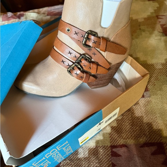 OTBT Lasso Booties Size 8.5 Color “Pecan” still in box and never worn - Picture 9 of 9